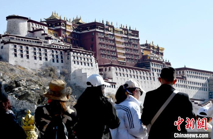 4月17日，游客在拉薩布達(dá)拉宮觀景臺(tái)拍照留念?！±盍?攝