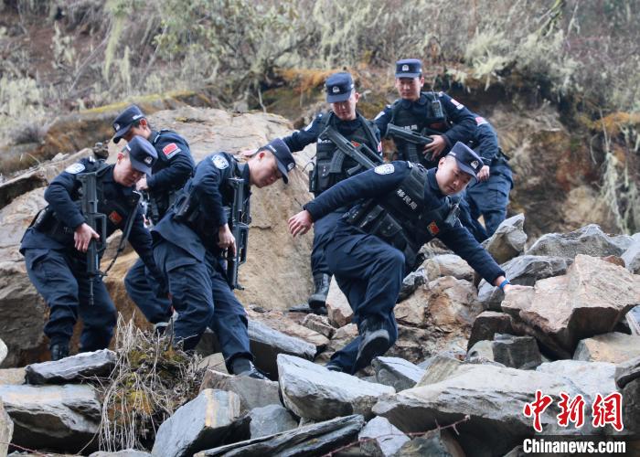 山南邊境管理支隊玉麥邊境派出所民警在邊境巡邏途中穿過亂石區(qū)?！∴嶇?攝