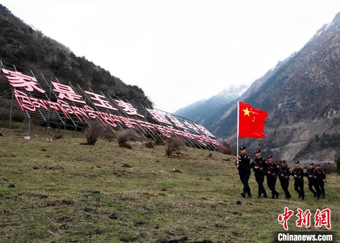 山南邊境管理支隊玉麥邊境派出所民警在轄區(qū)開展巡邏?！∴嶇?攝