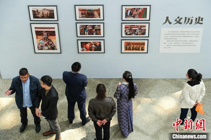 圖為觀眾觀看展覽。