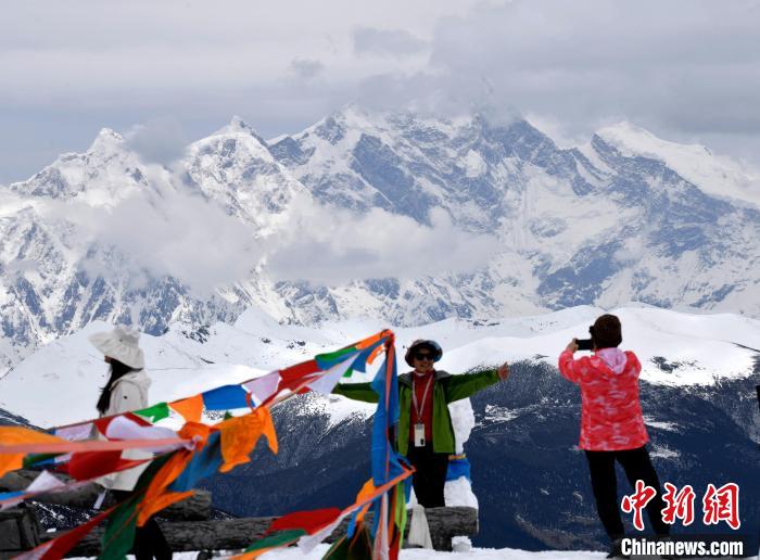 圖為5月14日，西藏林芝色季拉山觀景臺(tái)，游客與南迦巴瓦峰合影?！±盍?攝