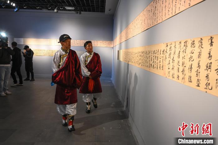 圖為學(xué)生參觀黃庭堅(jiān)書法文獻(xiàn)展。　趙朗 攝