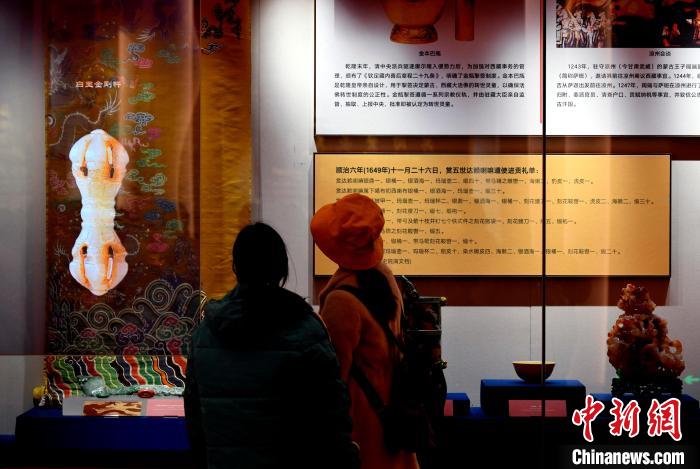 圖為5月18日，觀眾正在欣賞展覽。　李林 攝