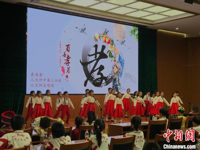 圖為中國人民大學(xué)附屬中學(xué)第二分校的小朋友們合唱?！￡惤ㄐ?攝