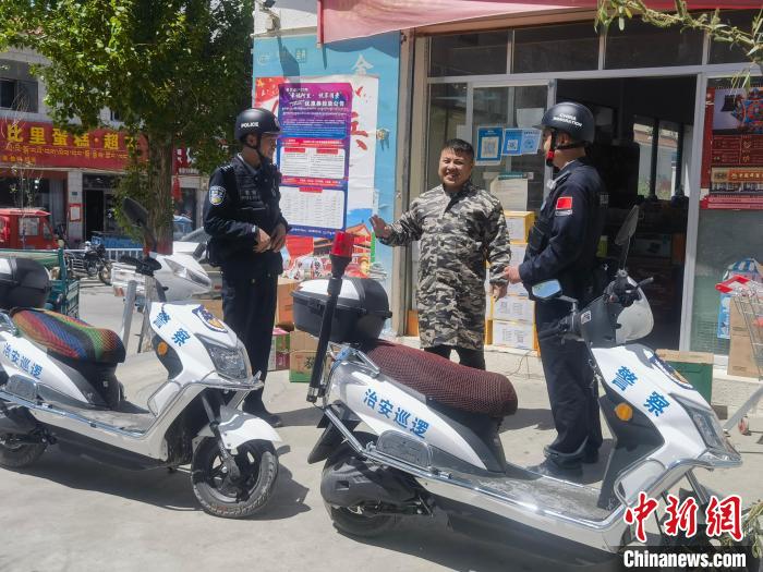 民警對轄區(qū)商鋪進(jìn)行走訪排查。　黃創(chuàng)偉 攝