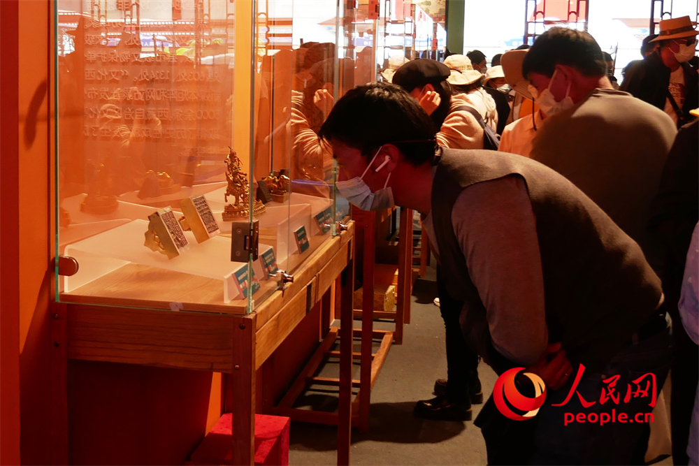 觀眾正在展區(qū)參觀。人民網(wǎng) 韋衍行攝
