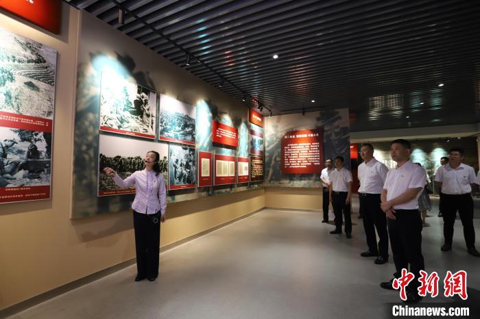 圖為西藏航空一行在臨沂市孟良崮戰(zhàn)役紀(jì)念館開展主題教育活動?！〗?攝
