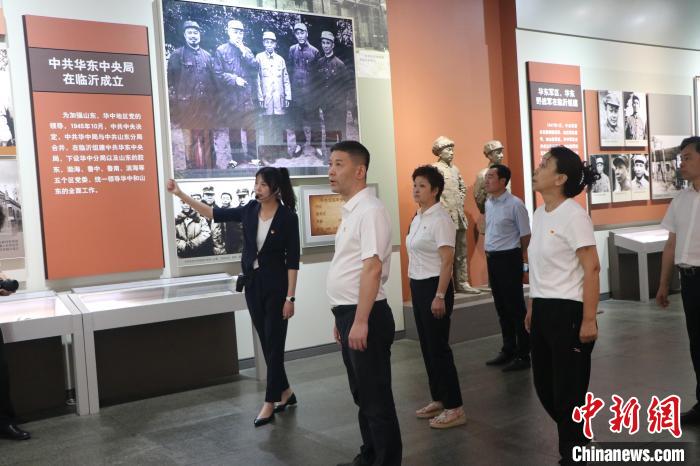 圖為西藏航空一行在臨沂市沂蒙革命紀(jì)念館開展主題教育活動?！〗?攝
