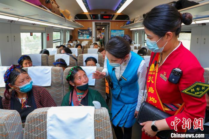 農(nóng)牧民乘坐高原復(fù)興號(hào)動(dòng)車組出行?！≈軔傁?攝