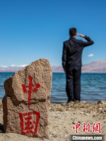 班公湖畔的“中國(guó)”標(biāo)記?！↓埿▲P 攝
