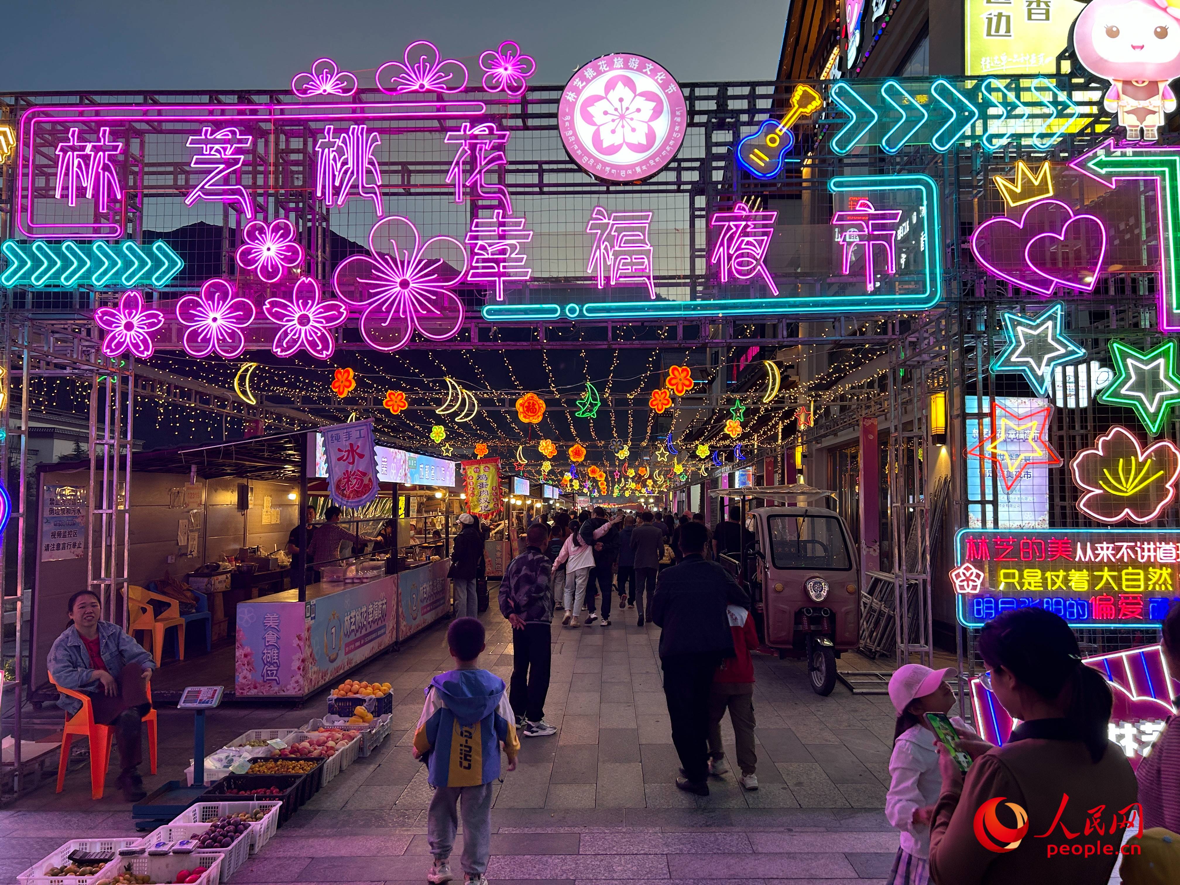 工布公園里的夜市，人來人往。人民網(wǎng) 周靜圓攝