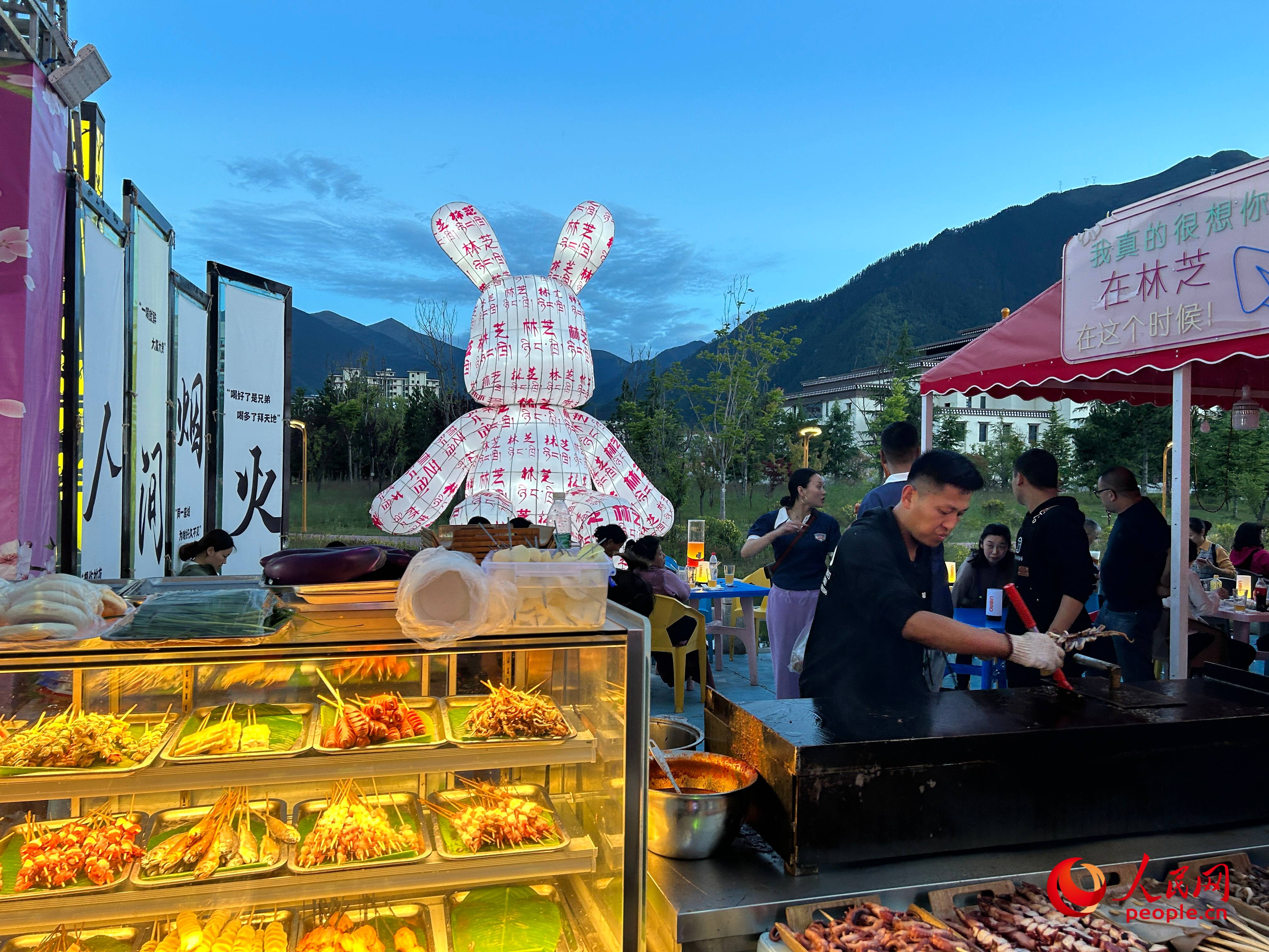 工布公園里的夜市，滿滿“煙火氣”。人民網(wǎng) 周靜圓攝
