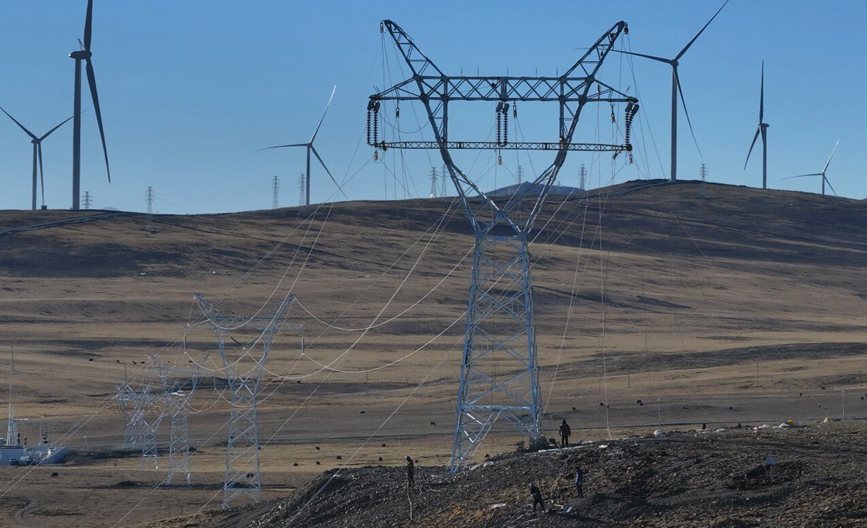 那曲市色尼區(qū)國能100兆瓦風(fēng)電11千伏送電工程現(xiàn)場。拉巴平措攝