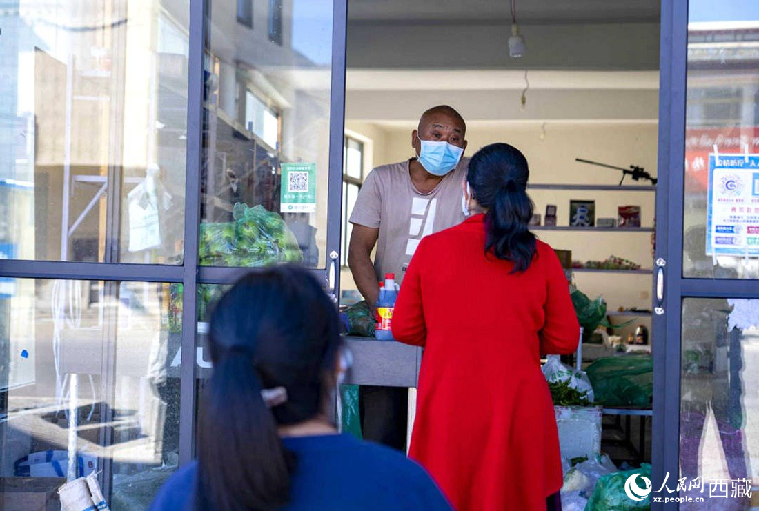 市民們有序排隊(duì)購(gòu)買早餐。人民網(wǎng) 次仁羅布攝