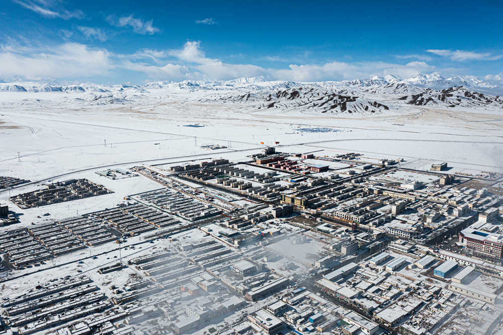 西藏阿里地區(qū)改則縣迎來初雪，銀裝素裹，美如畫卷。
