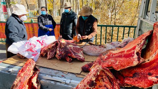 圖為市民正在買牛肉，本報(bào)記者 格桑倫珠攝(3737723)-20221201105107(1).jpg