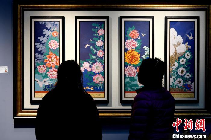 圖為5月16日，觀眾正在欣賞展覽中的新創(chuàng)唐卡作品?！±盍?攝