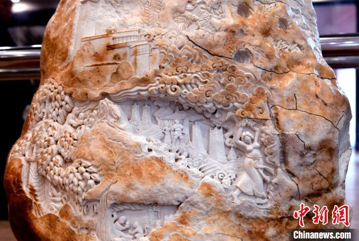 圖為5月16日，展覽中的漢白玉雕作品《猴子變?nèi)恕?。　李?攝