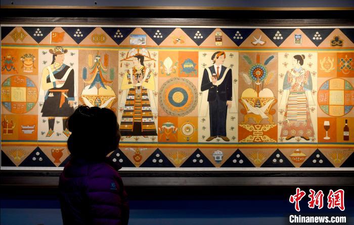 圖為5月16日，觀眾正在欣賞展覽中的新創(chuàng)唐卡作品?！±盍?攝