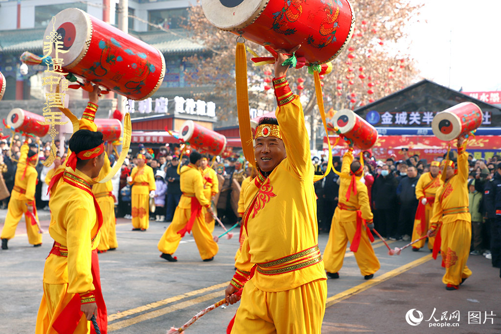 2025年1月29日，蘭州太平鼓、舞獅、軍儺、秦腔等精彩的蘭州市經(jīng)典非物質(zhì)文化遺產(chǎn)代表性項(xiàng)目在金城關(guān)黃河文化旅游街區(qū)廣場(chǎng)集中亮相。人民網(wǎng)記者 焦隆攝