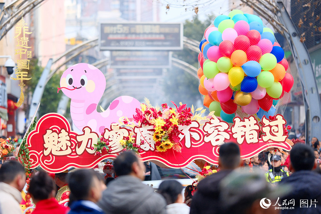 2025年1月29日，大年初一，云南省曲靖市麒麟?yún)^(qū)舉行“千人舞麒麟”活動(dòng)，耍龍舞獅過大年，現(xiàn)場(chǎng)人山人海，熱鬧非凡。人民網(wǎng) 莊志斌攝