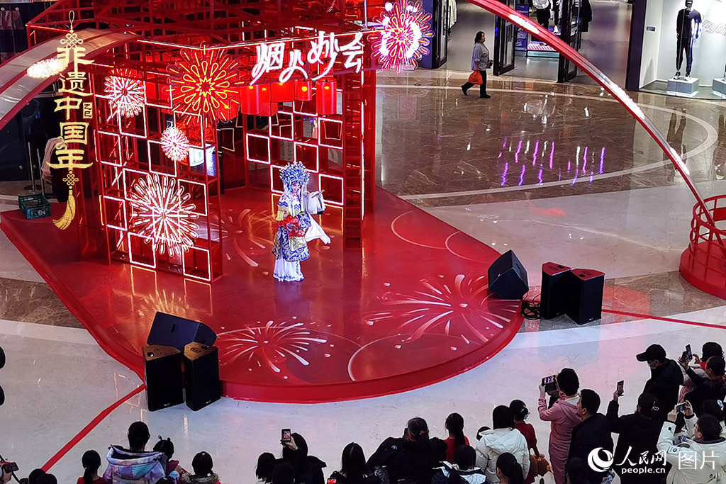 2025年1月29日，大年初一，吉林省京劇團(tuán)亮相長(zhǎng)春“煙火妙會(huì)”，演員們用的精湛技藝，為市民呈上一場(chǎng)韻味悠長(zhǎng)的視聽盛宴，一招一式盡顯京劇魅力。現(xiàn)場(chǎng)還進(jìn)行了京劇知識(shí)科普，讓傳統(tǒng)文化在互動(dòng)中 “活” 起來，為新春佳節(jié)增添了一抹濃厚的文化底色 。人民網(wǎng)記者 王帝元攝