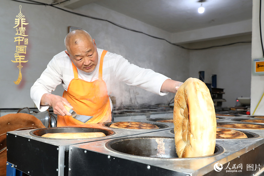 2025年1月23日，山東省臨沂市莒南縣一家傳統(tǒng)大餅作坊內(nèi)，師傅們正忙著烤制當(dāng)?shù)厝舜汗?jié)期間家家戶戶必備的、金黃誘人的莒南大餅。人民網(wǎng)記者 劉祺攝