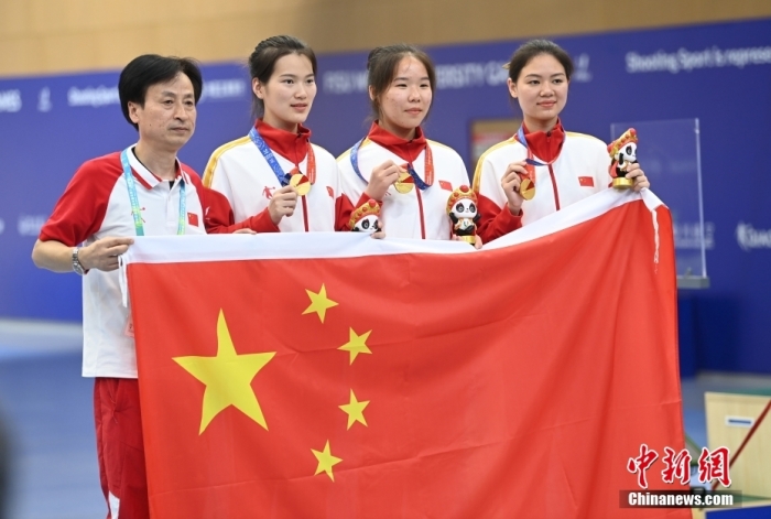8月1日，第31屆世界大學(xué)生夏季運(yùn)動(dòng)會(huì)女子25米手槍團(tuán)體決賽在四川成都舉行，中國(guó)隊(duì)獲得冠軍。圖為中國(guó)隊(duì)選手熊亞瑄(左二)、林雅茜(右二)、王珂怡(右一)等站在領(lǐng)獎(jiǎng)臺(tái)上合影。<a target='_blank' href='/'><p  align=