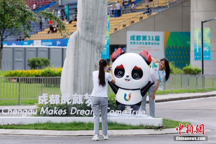 志愿者在比賽場館外與吉祥物景觀合影。<a target='_blank' href='/'><p  align=